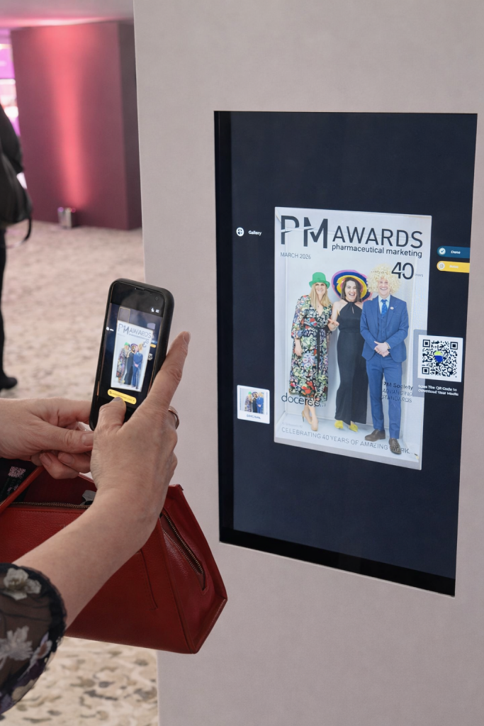 magazine photo booth qr code to phone
